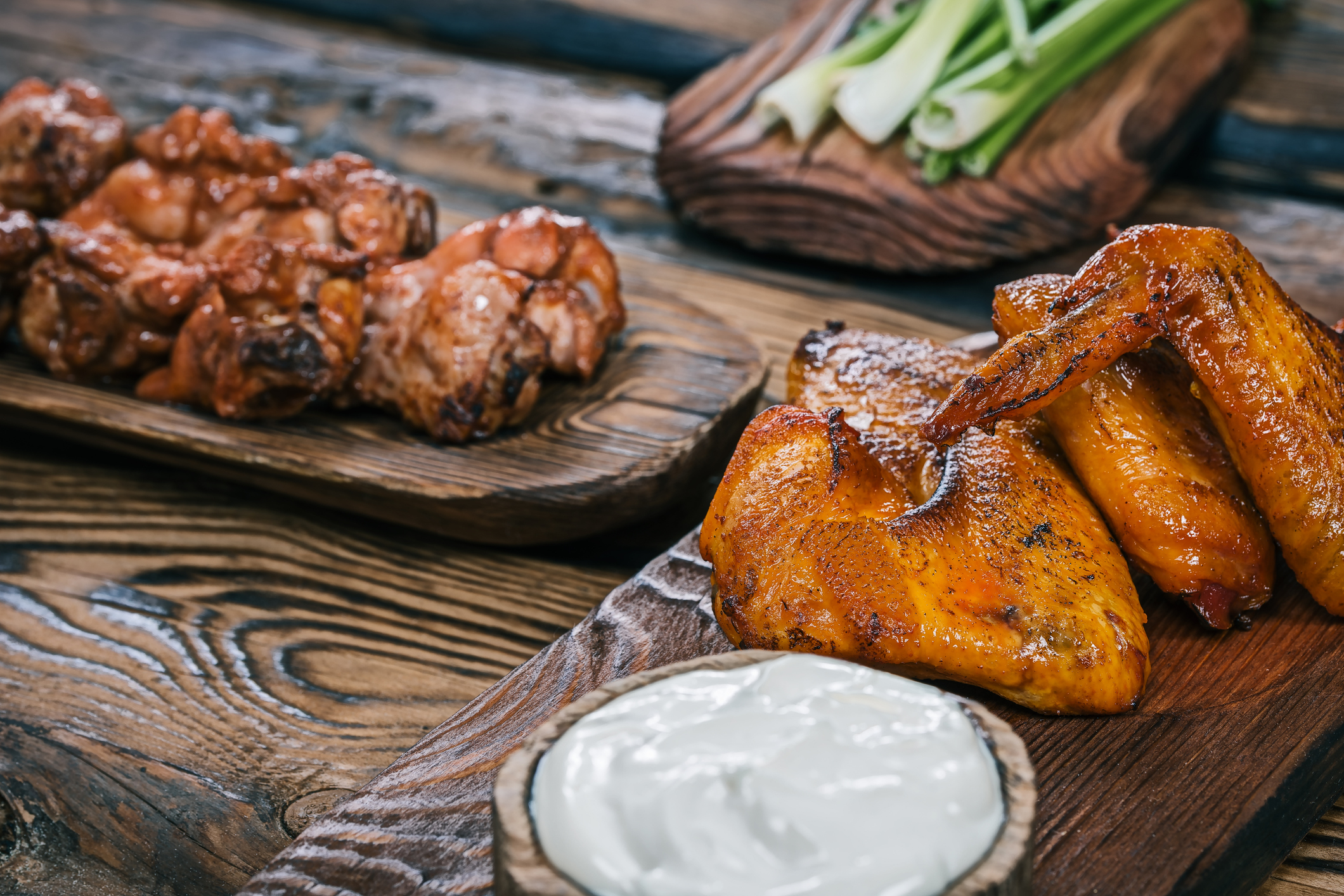 Chicken wings served on wood
