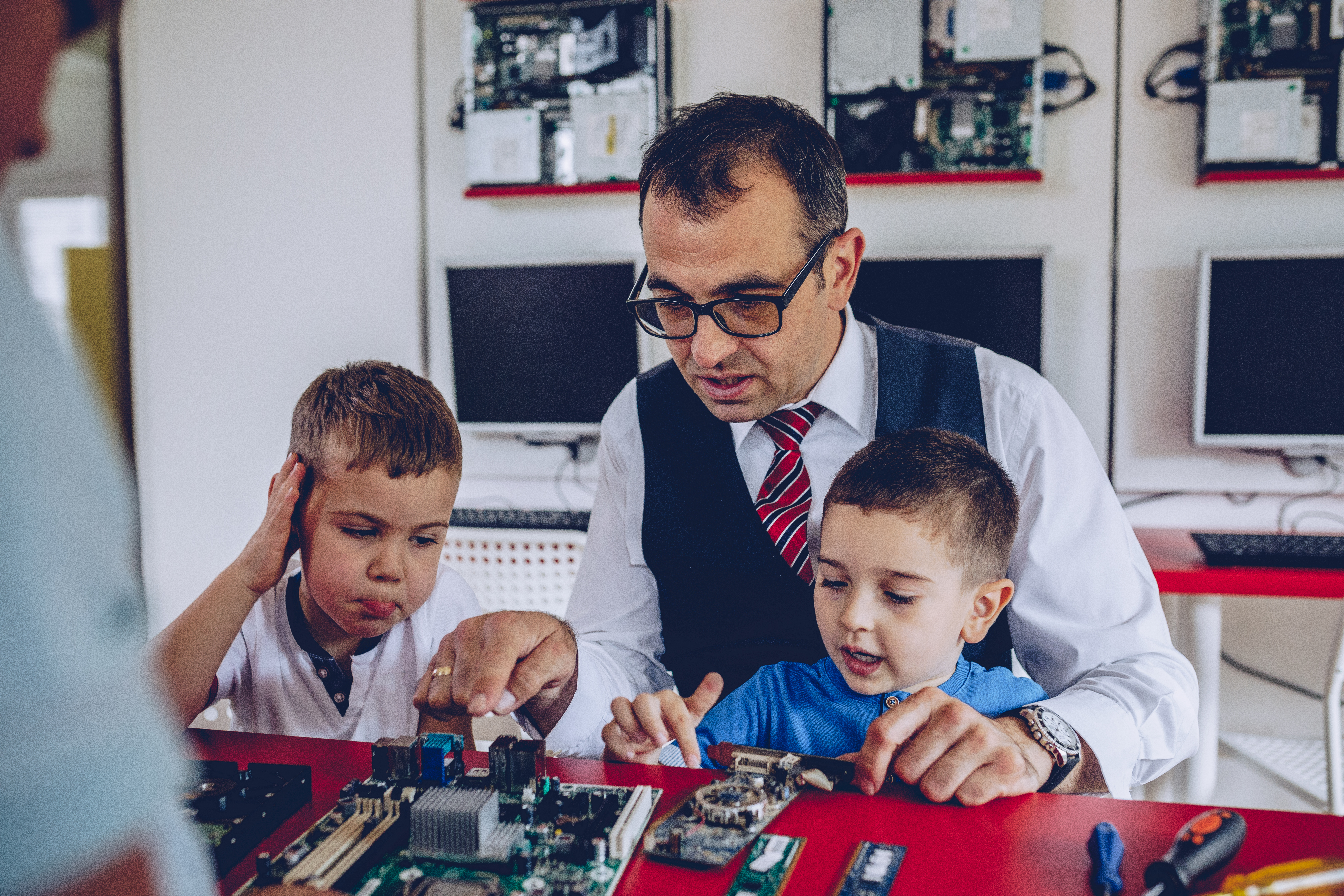 Man teaching kids about computers